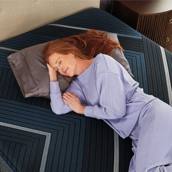 Beautyrest World Class Level Four Hybrid Plush Mattress
