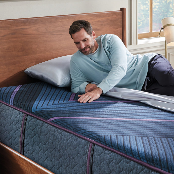 Beautyrest World Class Level Three Hybrid Firm Mattress